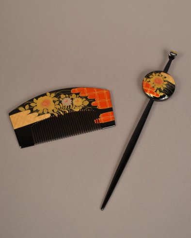 2009.110.1 a-b Comb and Hairpin (front)