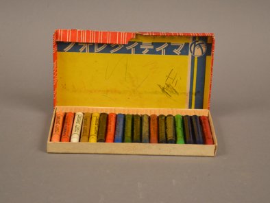 AB 756 k Box of Crayons (open)